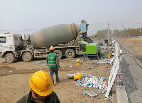 中鐵十二局雄安新區(qū)液壓濕噴機(jī)施工現(xiàn)場（2）